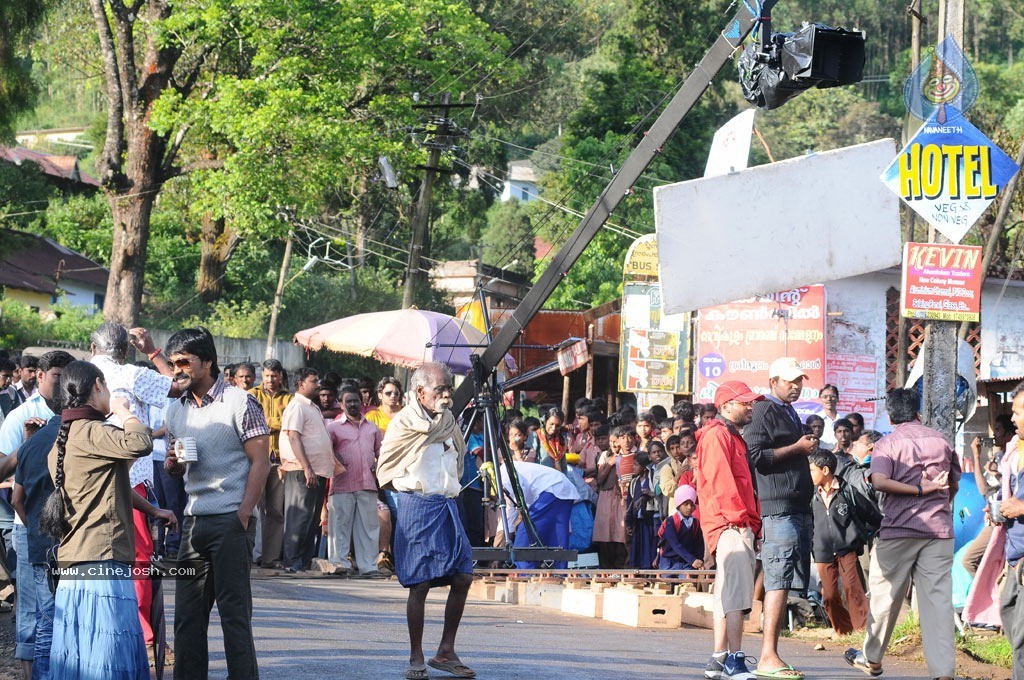 Kazhugu Tamil Movie Stills - 29 / 50 photos