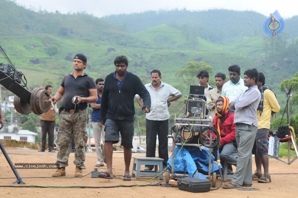 Kazhugu Tamil Movie Stills - 34 / 50 photos