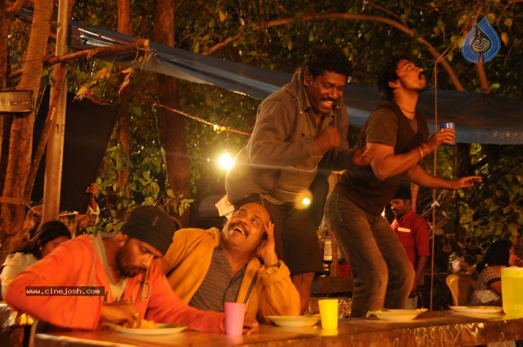 Kazhugu Tamil Movie Stills - 41 / 50 photos