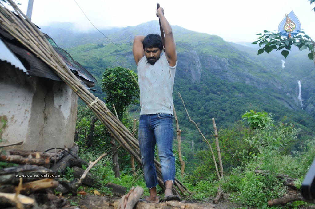 Kazhugu Tamil Movie Stills - 47 / 50 photos