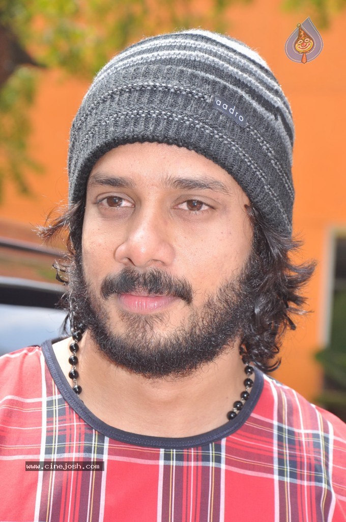 Killadi Tamil Movie New Stills - 21 / 42 photos