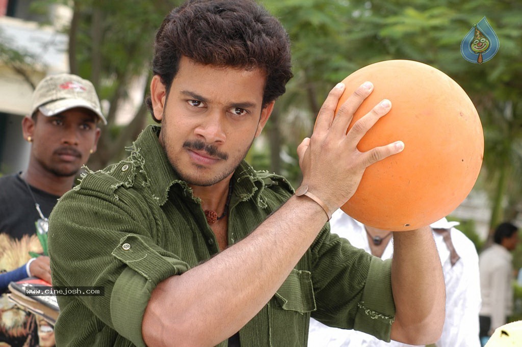 Killadi Tamil Movie New Stills - 24 / 42 photos
