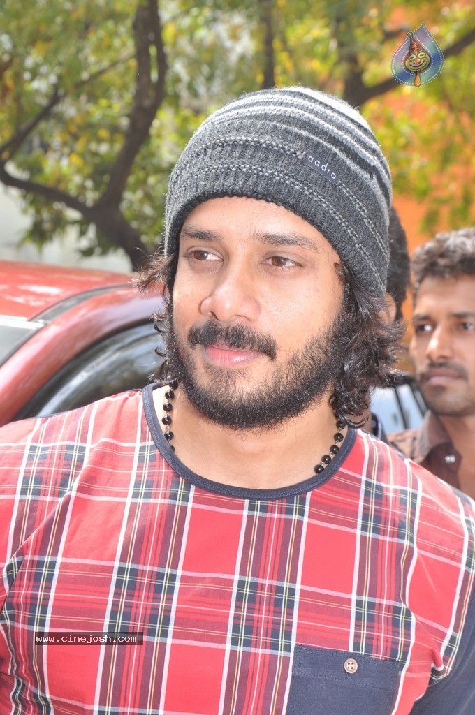 Killadi Tamil Movie New Stills - 36 / 42 photos
