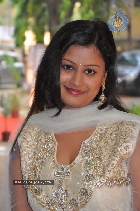 Konjam Veyil Konjam Mazhai Tamil Movie Stills - 16 / 72 photos