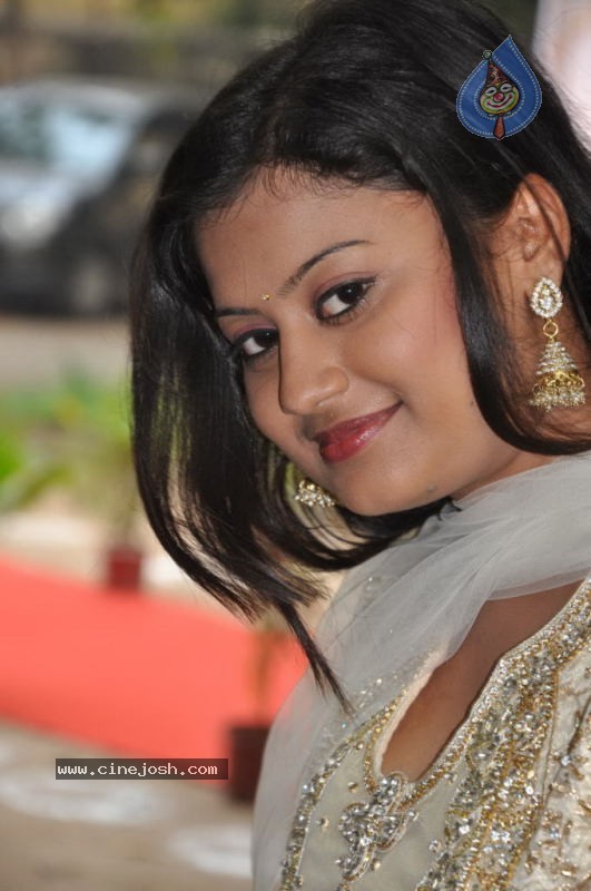 Konjam Veyil Konjam Mazhai Tamil Movie Stills - 17 / 72 photos