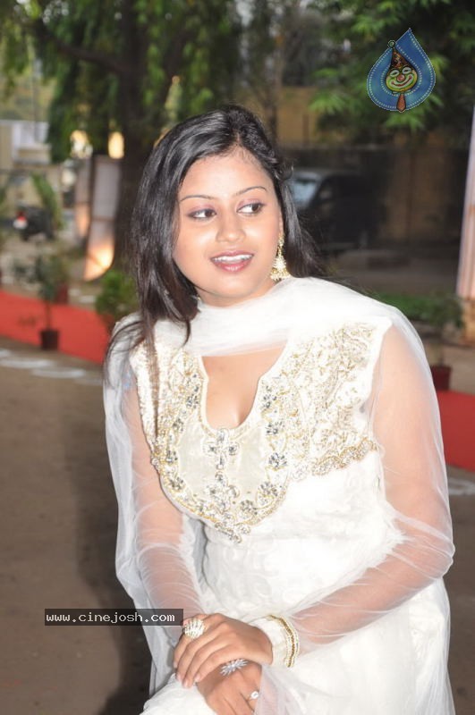 Konjam Veyil Konjam Mazhai Tamil Movie Stills - 35 / 72 photos