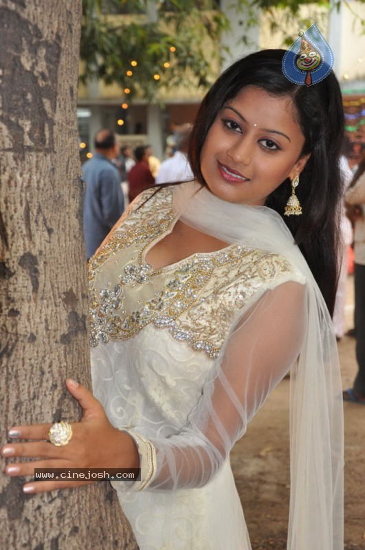 Konjam Veyil Konjam Mazhai Tamil Movie Stills - 58 / 72 photos