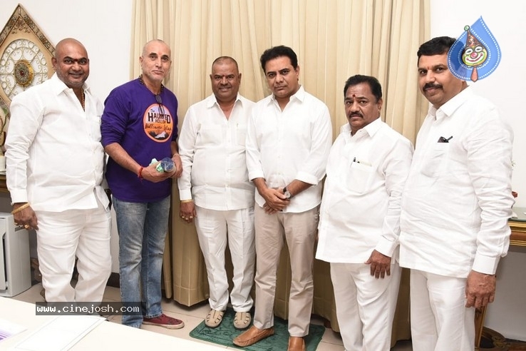 KTR Wished Ullala Ullala Team - 1 / 6 photos