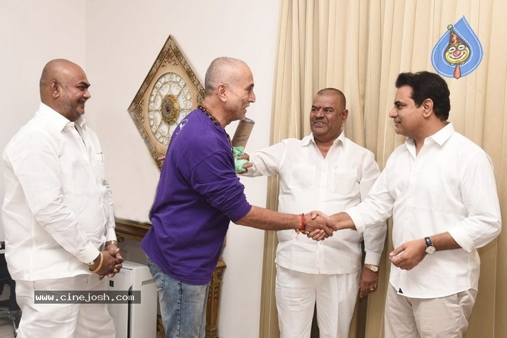 KTR Wished Ullala Ullala Team - 2 / 6 photos