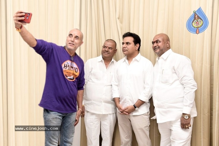 KTR Wished Ullala Ullala Team - 6 / 6 photos