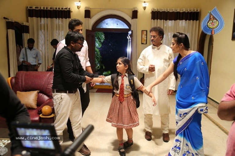 Kutumba Katha Chitram Working Stills - 36 / 63 photos