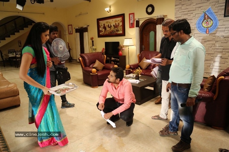 Kutumba Katha Chitram Working Stills - 43 / 63 photos