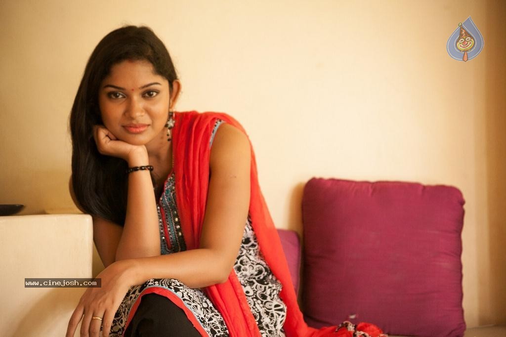 Laara Tamil Movie Stills - 3 / 21 photos