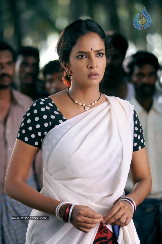 Lakshmi Manchu Stills in Gundello Godari - 7 / 20 photos