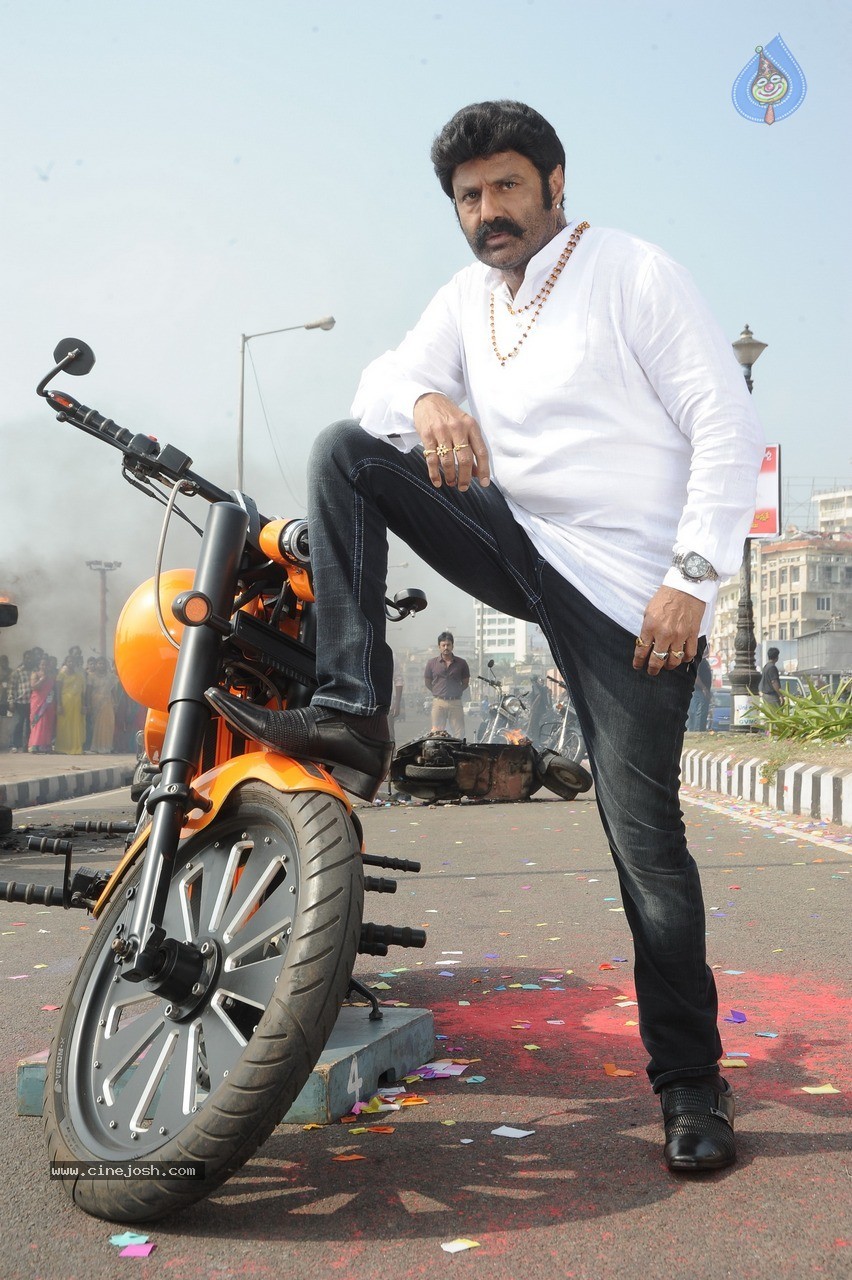 Legend Movie 275 Days Stills Photo 1 of 9