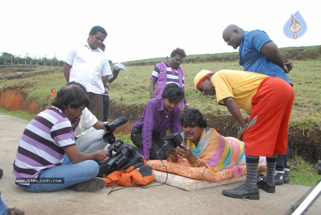 Lollu Dada Parak Parak Tamil Movie Stills - 11 / 68 photos