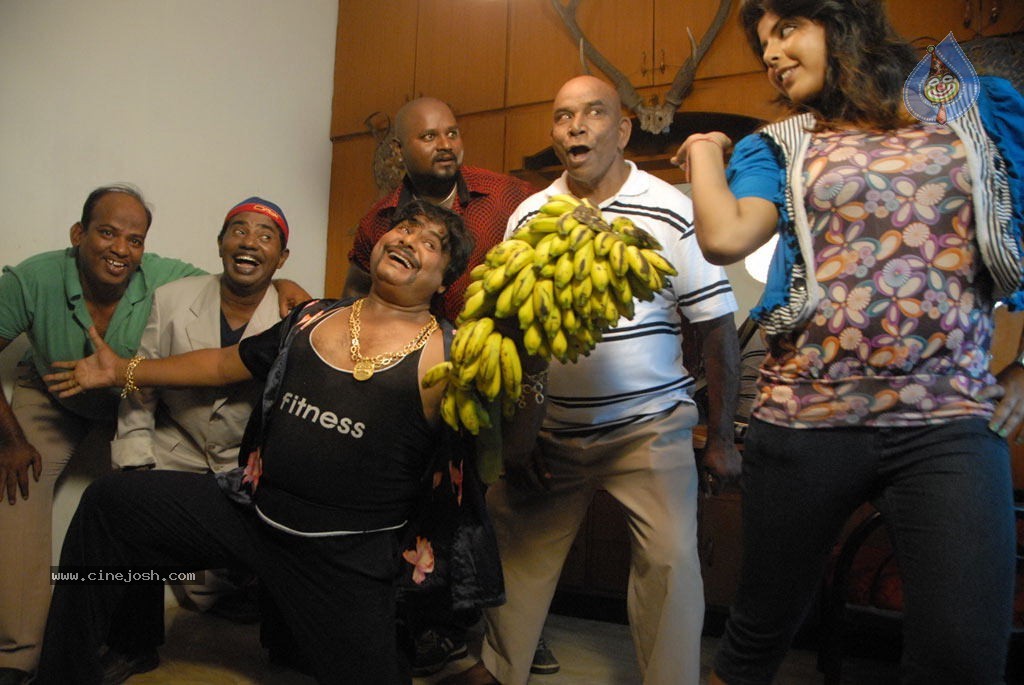 Lollu Dada Parak Parak Tamil Movie Stills - 43 / 68 photos