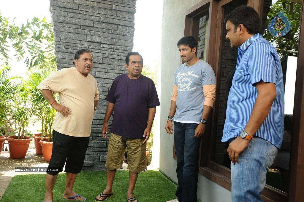 Loukyam Movie Working Stills n Posters - 7 / 40 photos