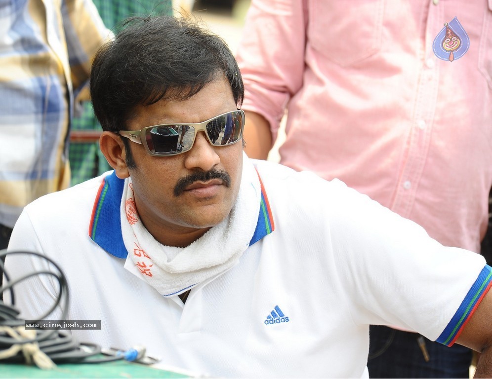 Loukyam Movie Working Stills n Posters - 13 / 40 photos