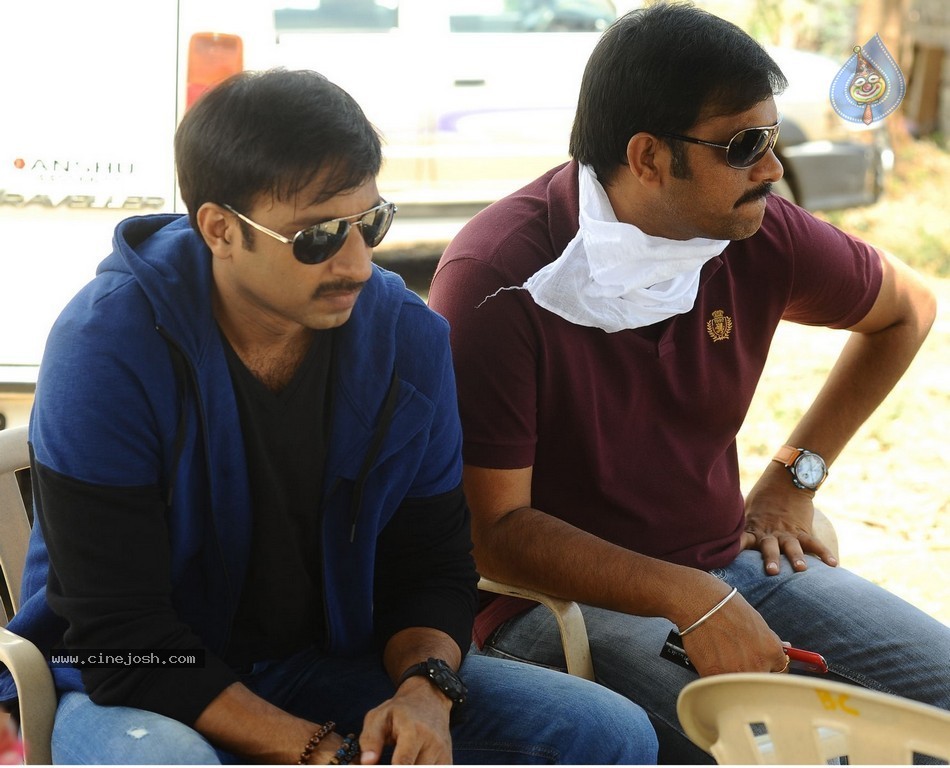 Loukyam Movie Working Stills n Posters - 25 / 40 photos