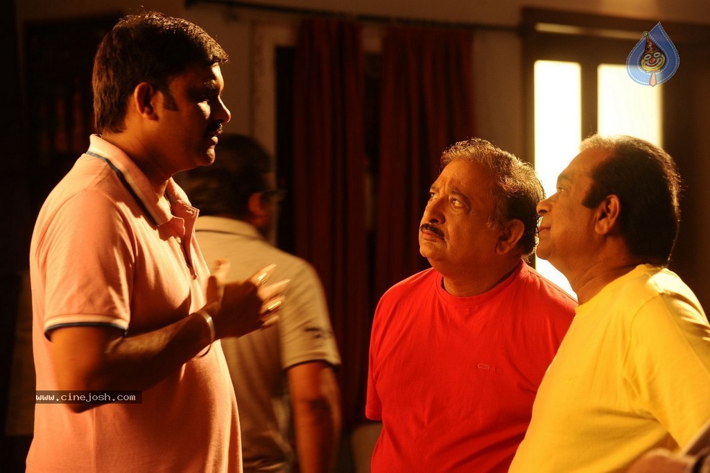 Loukyam Movie Working Stills n Posters - 27 / 40 photos