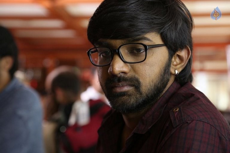 Maalai Nerathu Mayakkam Tamil Film Pics - 8 / 21 photos