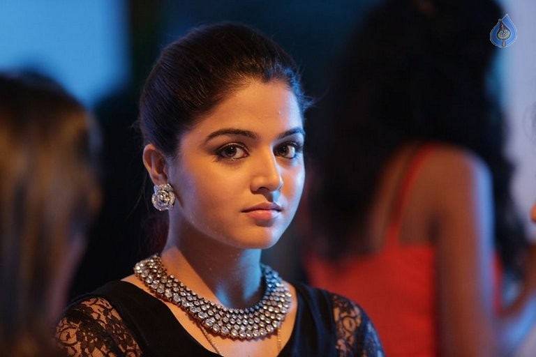 Maalai Nerathu Mayakkam Tamil Film Pics - 15 / 21 photos