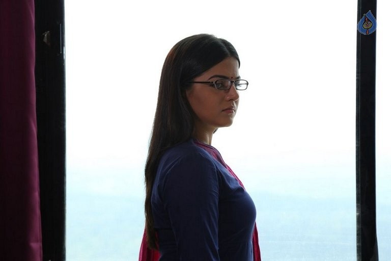 Maalai Nerathu Mayakkam Tamil Film Pics - 18 / 21 photos