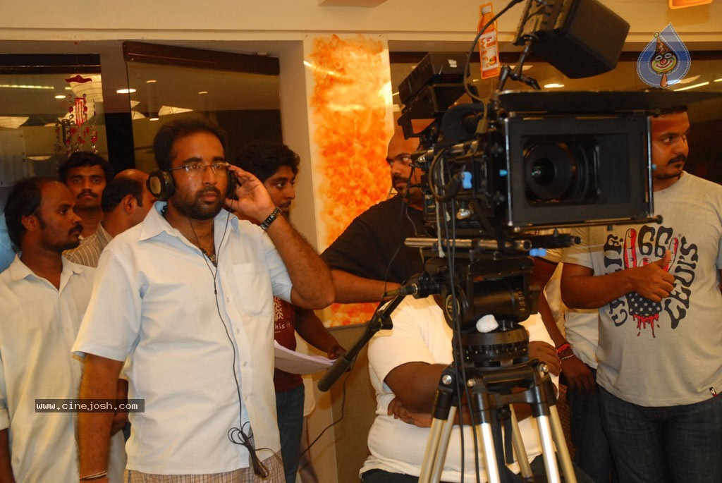 Maalai Poluthin Mayakathilaey Tamil Movie Stills - 13 / 75 photos