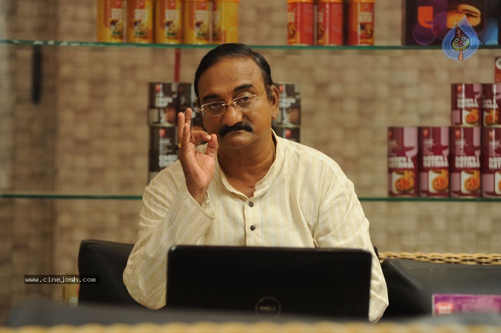 Maalai Poluthin Mayakathilaey Tamil Movie Stills - 14 / 75 photos