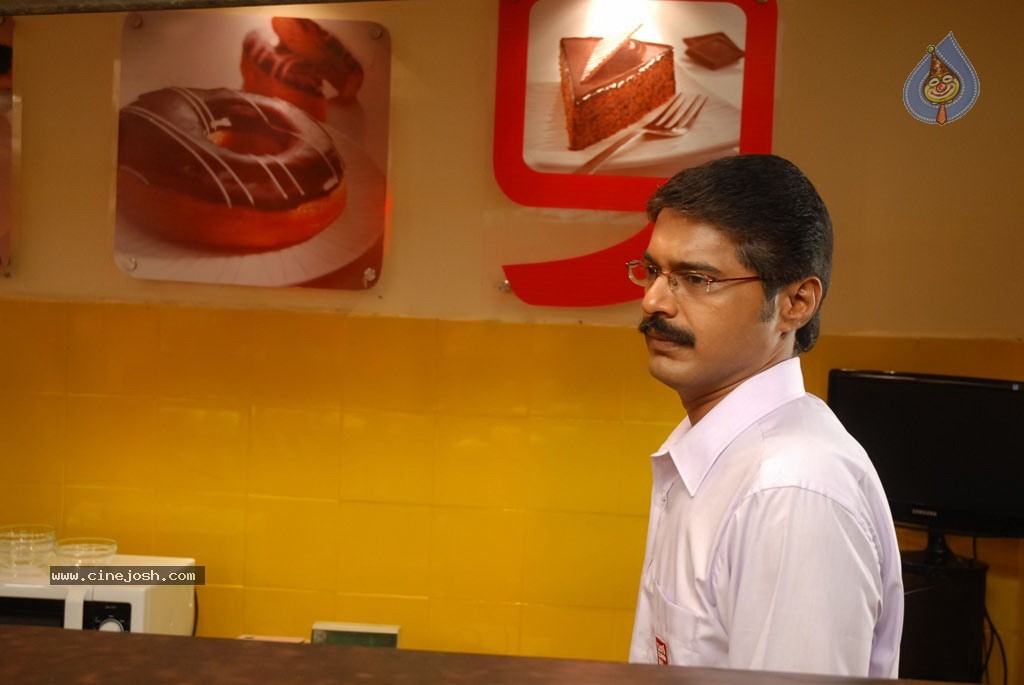 Maalai Poluthin Mayakathilaey Tamil Movie Stills - 16 / 75 photos