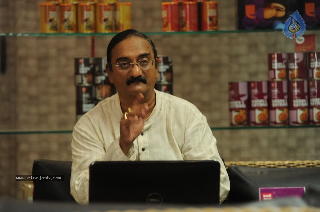 Maalai Poluthin Mayakathilaey Tamil Movie Stills - 20 / 75 photos