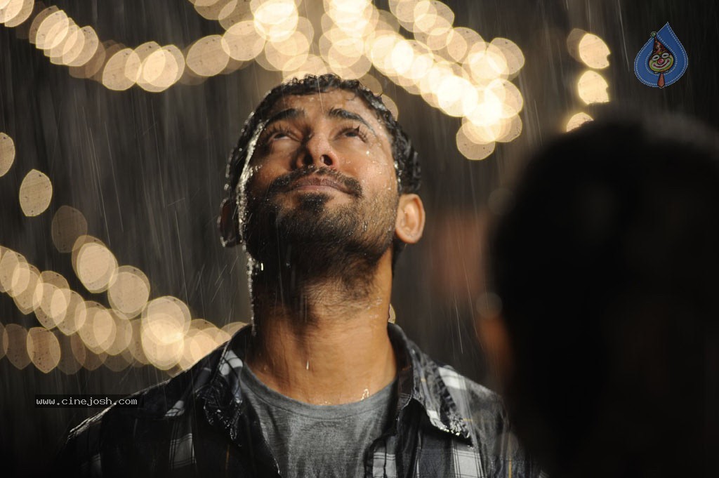 Maalai Poluthin Mayakathilaey Tamil Movie Stills - 34 / 75 photos