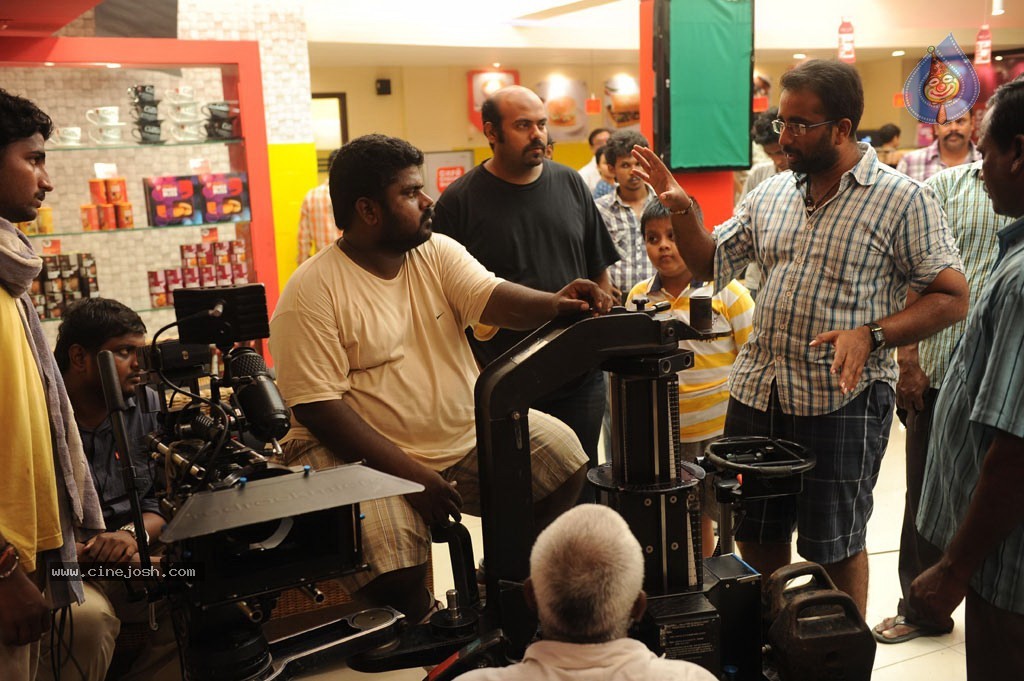 Maalai Poluthin Mayakathilaey Tamil Movie Stills - 44 / 75 photos