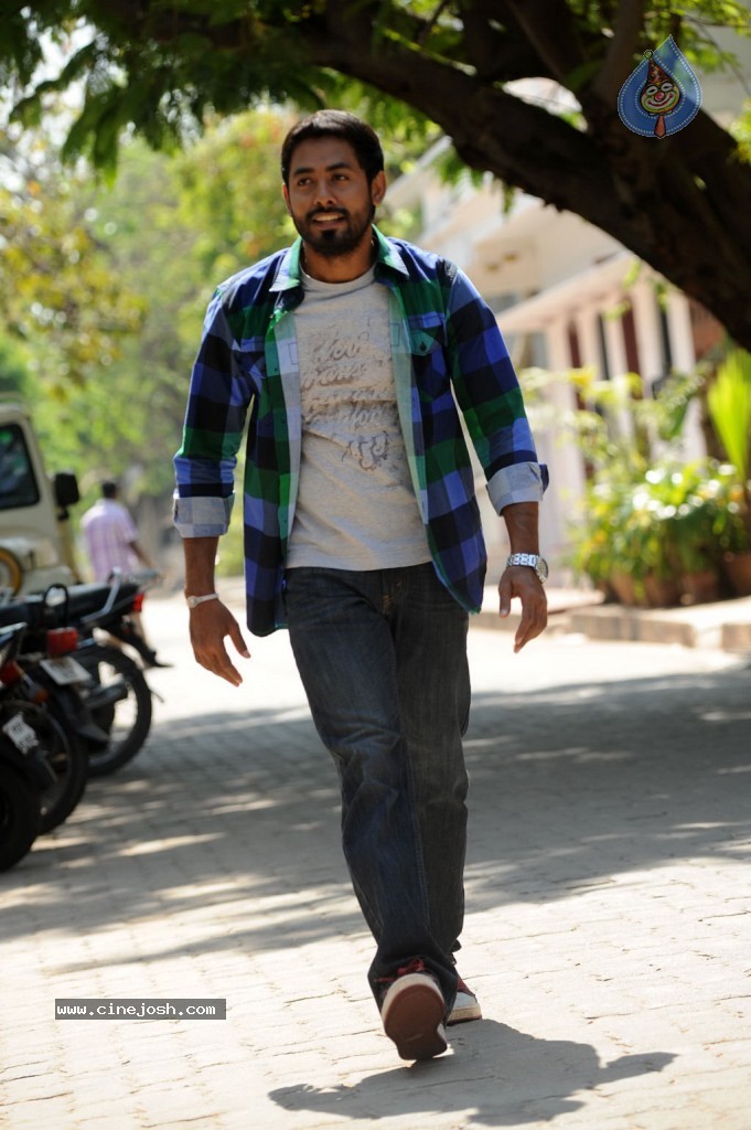 Maalai Poluthin Mayakathilaey Tamil Movie Stills - 46 / 75 photos