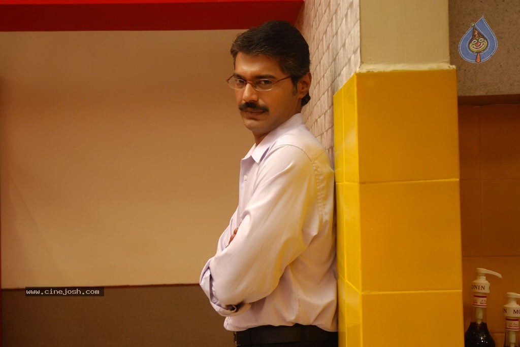 Maalai Poluthin Mayakathilaey Tamil Movie Stills - 47 / 75 photos