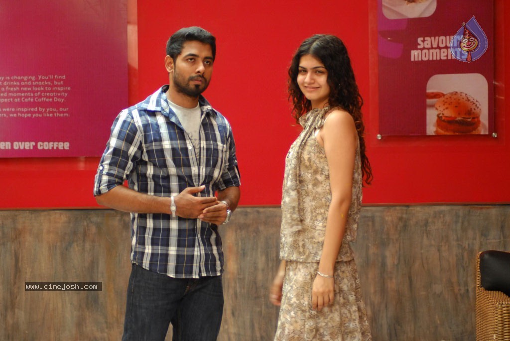 Maalai Poluthin Mayakathilaey Tamil Movie Stills - 50 / 75 photos