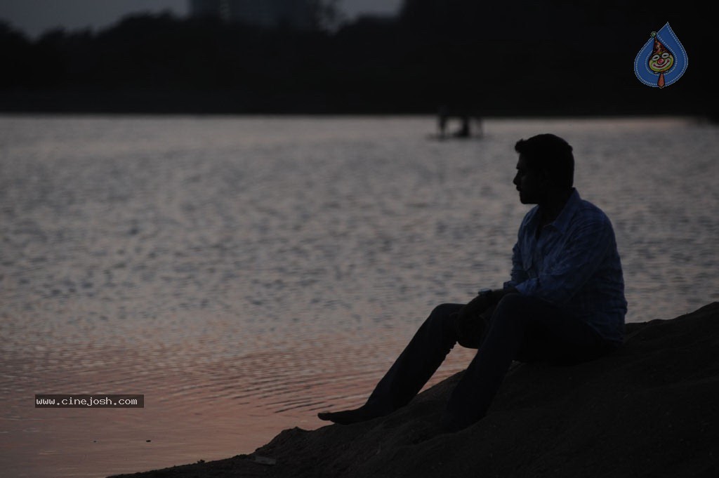 Maalai Poluthin Mayakathilaey Tamil Movie Stills - 53 / 75 photos