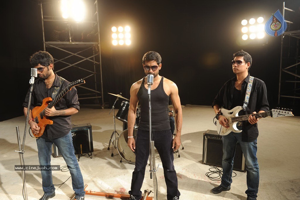 Maalai Poluthin Mayakathilaey Tamil Movie Stills - 56 / 75 photos