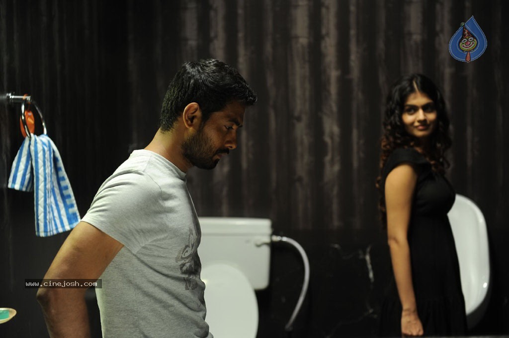 Maalai Poluthin Mayakathilaey Tamil Movie Stills - 57 / 75 photos