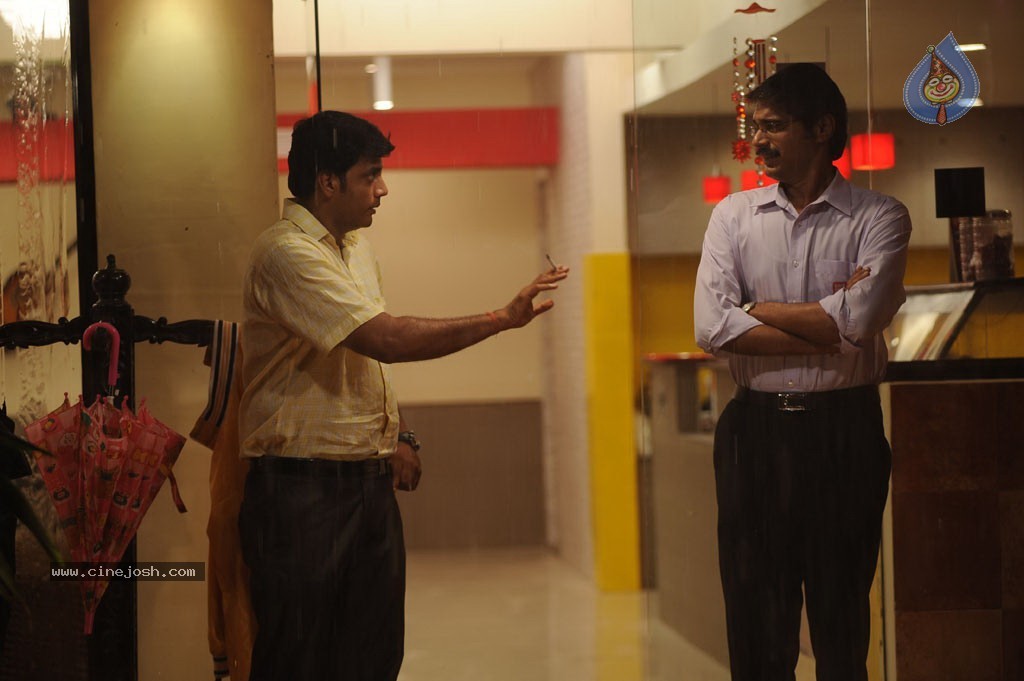 Maalai Poluthin Mayakathilaey Tamil Movie Stills - 66 / 75 photos