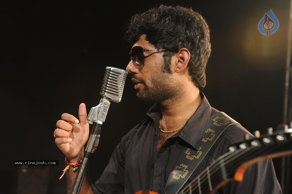 Maalai Poluthin Mayakathilaey Tamil Movie Stills - 67 / 75 photos