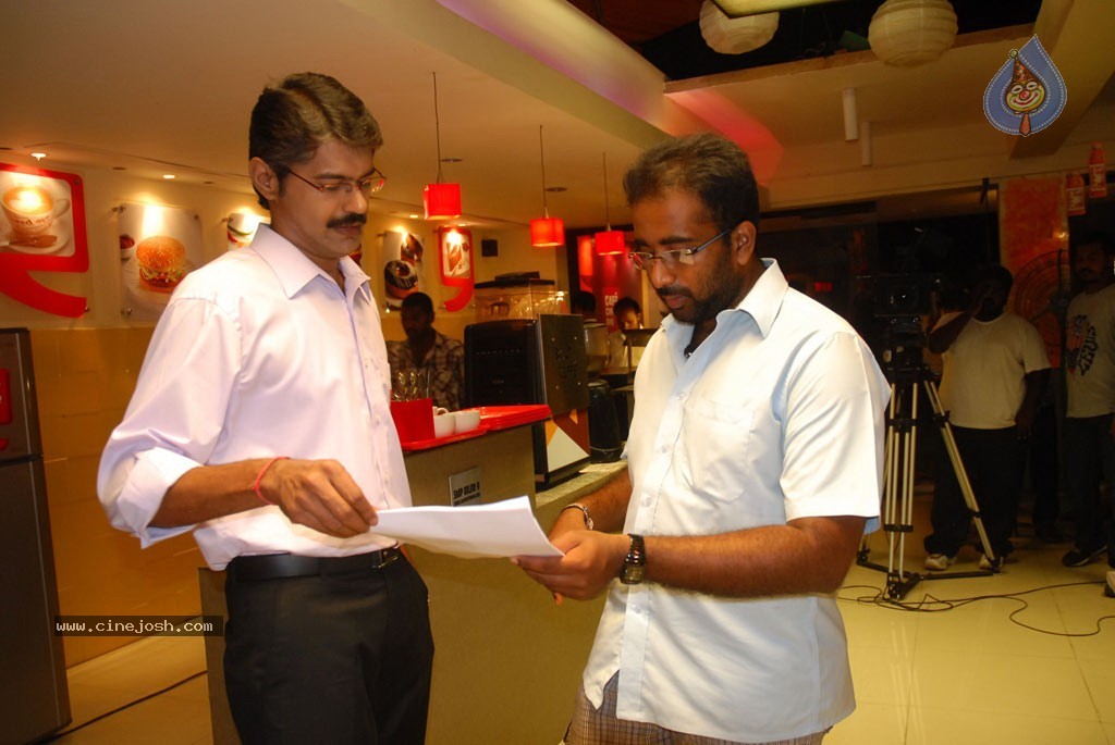 Maalai Poluthin Mayakathilaey Tamil Movie Stills - 68 / 75 photos