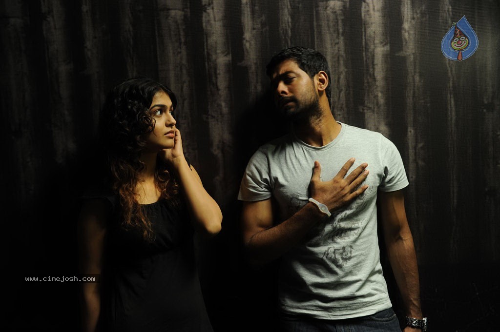 Maalai Poluthin Mayakathilaey Tamil Movie Stills - 72 / 75 photos