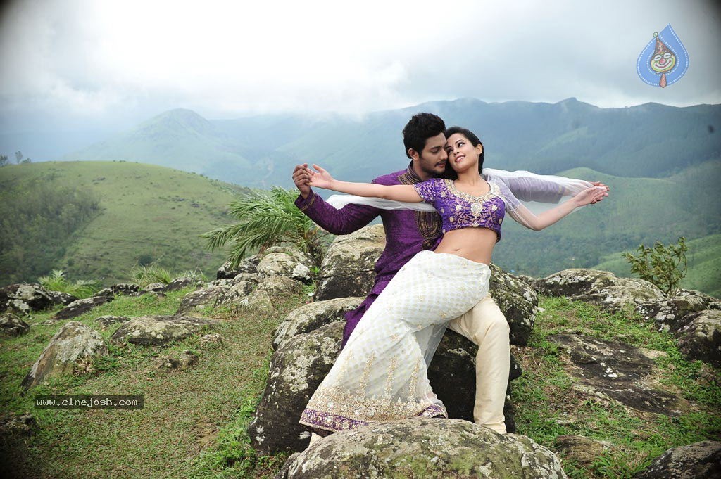 Maanadhi Mayam Seithai Tamil Movie Photos - 32 / 115 photos