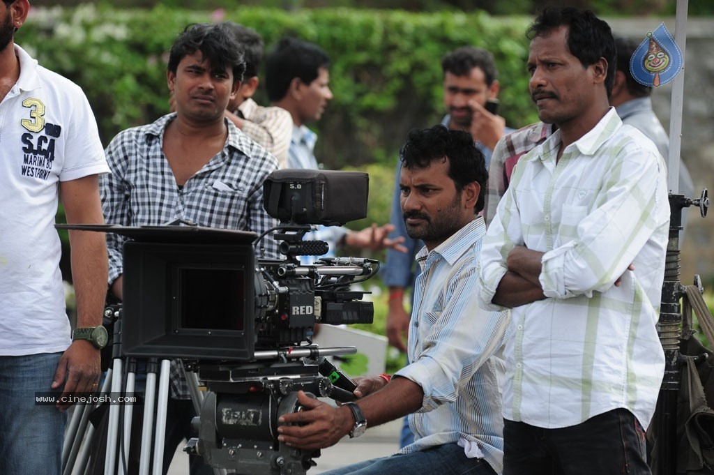 Maanathi Mayam Seithai Tamil Movie Stills n Walls - 9 / 50 photos