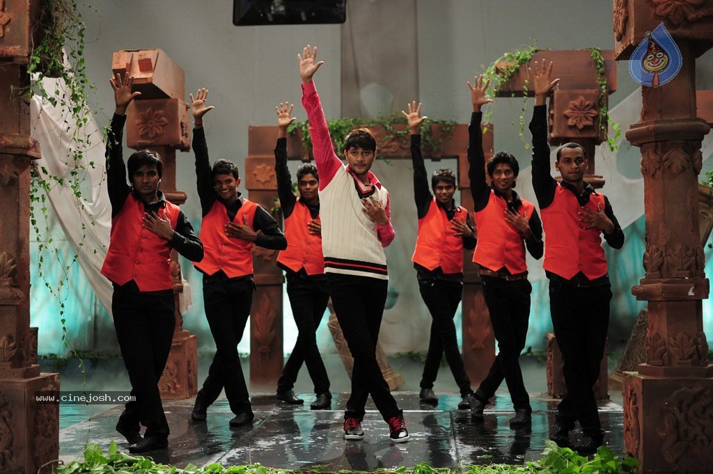 Maanathi Mayam Seithai Tamil Movie Stills n Walls - 10 / 50 photos