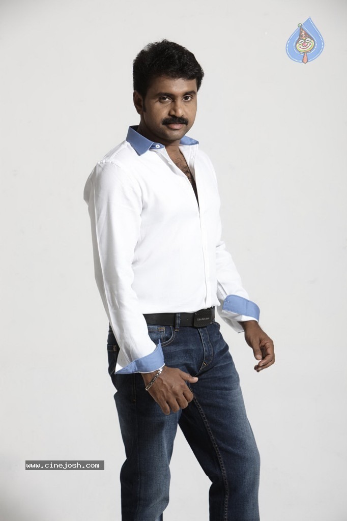Maanathi Mayam Seithai Tamil Movie Stills n Walls - 33 / 50 photos