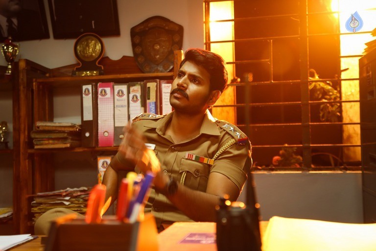 Maayavan Tamil Movie Photos - 2 / 21 photos