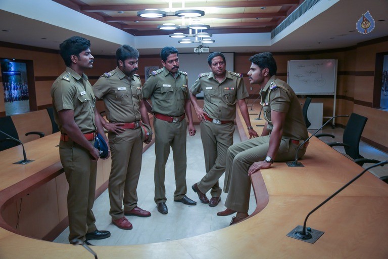 Maayavan Tamil Movie Photos - 12 / 21 photos